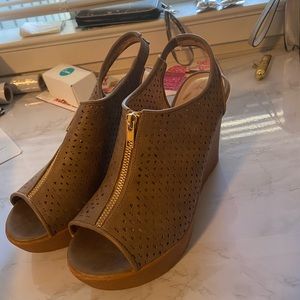 Brown Cut-out Wedges 😍